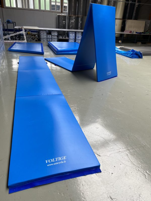 Foldable run for acrobatics